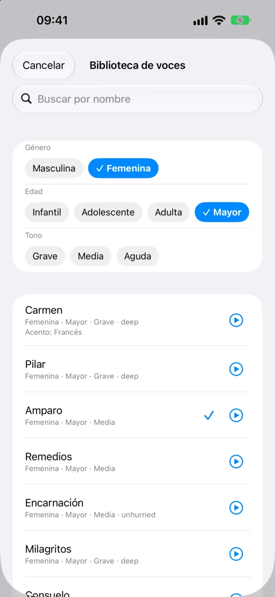 La Biblioteca de voces filtrada por voces de mujeres mayores, cada una con sus etiquetas y un botón de reproducción.