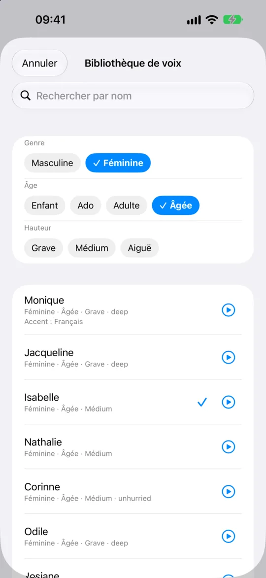 La Bibliothèque de voix filtrée sur les voix de femmes âgées, chacune avec ses étiquettes et un bouton de lecture.